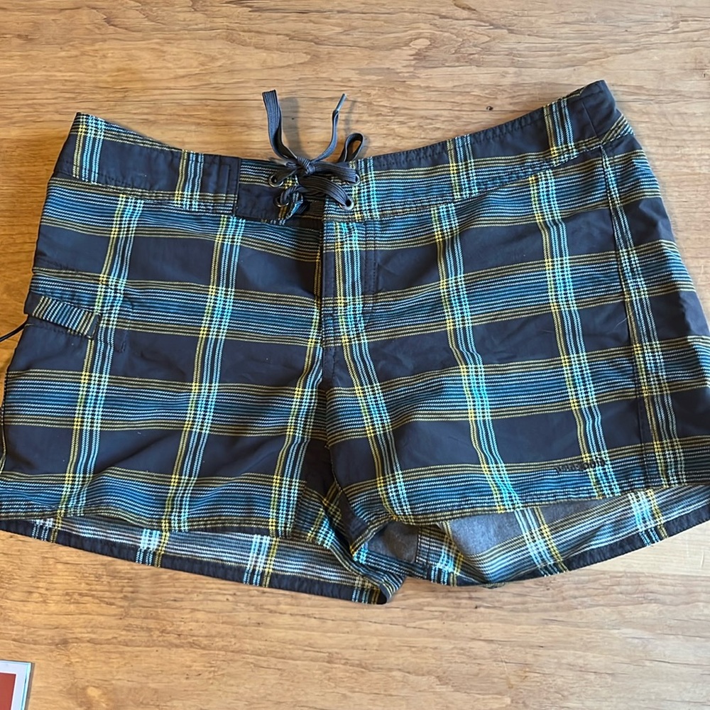 Patagonia women’s wavefarer board shorts
